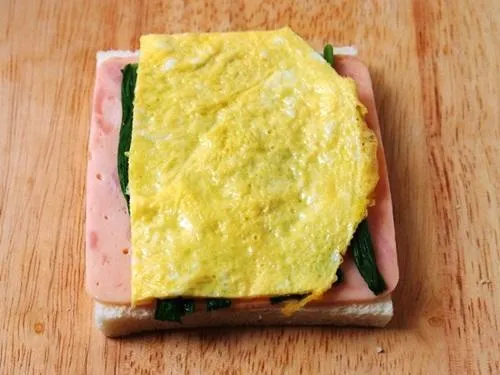 Cách làm món bánh mì sandwich cuộn trứng nhanh gọn, hấp dẫn - Hình 8