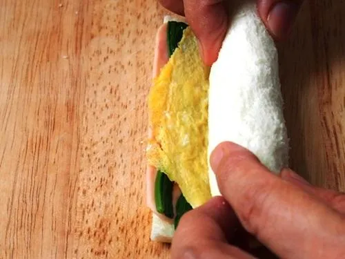 Cách làm món bánh mì sandwich cuộn trứng nhanh gọn, hấp dẫn - Hình 9