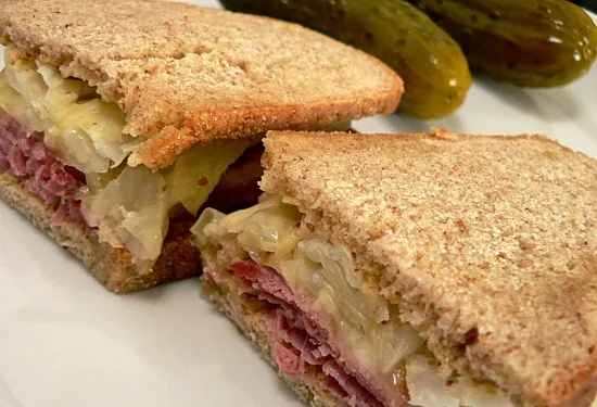 Bánh sandwich kẹp thịt bò bắp cải cho bữa sáng ngon tuyệt - Hình 1