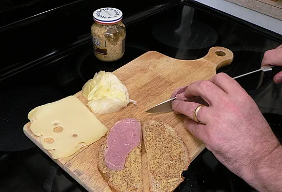 Bánh sandwich kẹp thịt bò bắp cải cho bữa sáng ngon tuyệt - Hình 3
