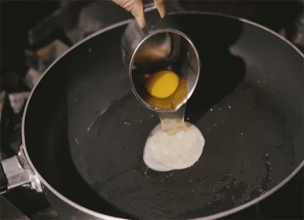 Ốp trứng đừng cho luôn vào chảo, thêm mẹo này để trứng luôn tròn, không dính - Hình 1