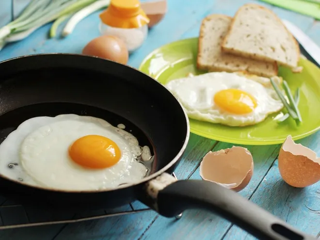 Ốp trứng đừng cho luôn vào chảo, thêm mẹo này để trứng luôn tròn, không dính - Hình 2