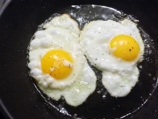 Ốp trứng dùng dầu nóng hay dầu lạnh mới đúng? Đầu bếp đưa ra câu trả lời bất ngờ - Hình 2